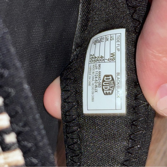 Hey Dude Flip Flops Sandals Women’s 9 Tide Black Thick Cushion Sole Comfort - Picture 7 of 7